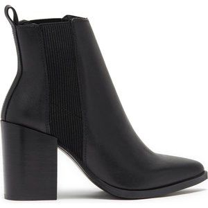NWT 9.5 Steve Madden Trekk Pointed Toe Bootie leather
